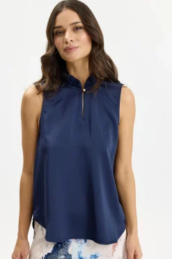 Alexandra - Elegant top med slids og knaplukning foran