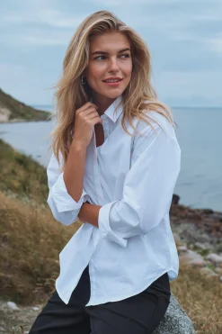 Celina - Klassisk langærmet skjorte med let stræk