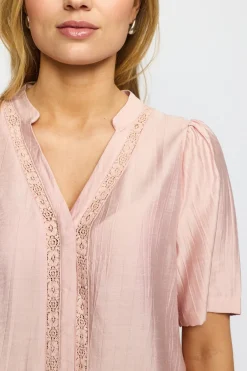 DANA - Kortærmet bluse med blonde detalje