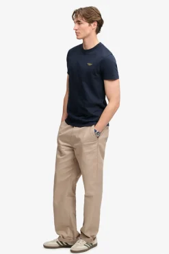 ESSENTIAL STACKED LOGO - Kortærmet basis t-shirt med broderet logo