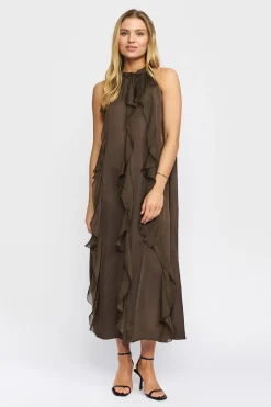 GENNA - Elegant lang kjole med flæser