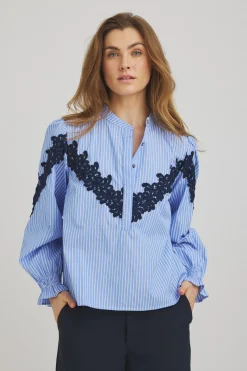 Hanna - Stribet bluse med broderi