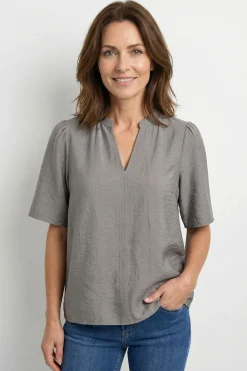 Isa - Bluse med rynkedetaljer ved skuldrene