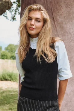 Kaja - Ribstrikket vest med muslingekant