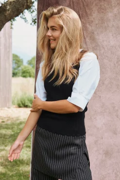 Kaja - Ribstrikket vest med muslingekant