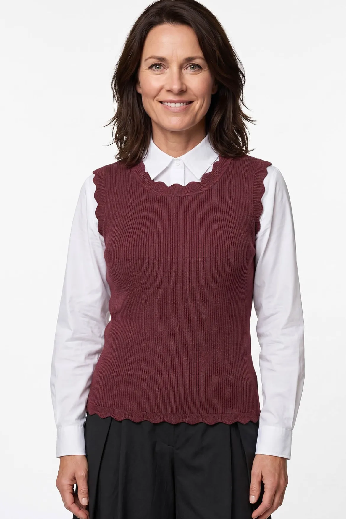 Kaja - Ribstrikket vest med muslingekant