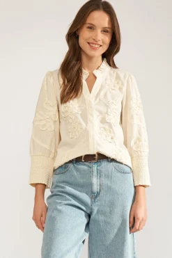 NUEMELIA - Stribet bluse med broderi detalje