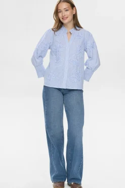 NUEMELIA - Stribet bluse med broderi detalje