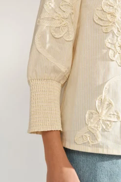 NUEMELIA - Stribet bluse med broderi detalje