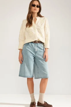NUEMELIA - Stribet bluse med broderi detalje