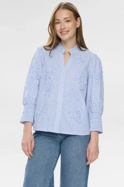 NUEMELIA - Stribet bluse med broderi detalje