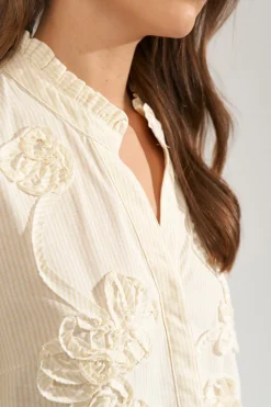 NUEMELIA - Stribet bluse med broderi detalje