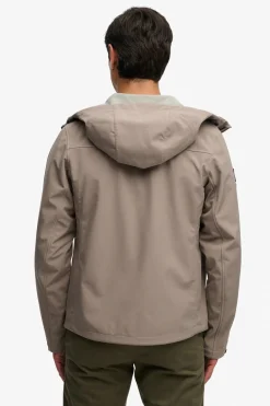 Praktisk softshell jakke med lommer og lynlås
