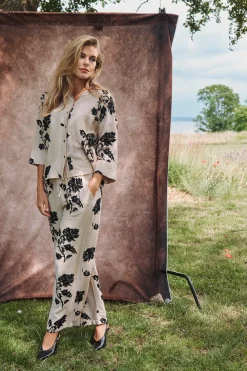 Rina - Skjortebluse med trekvartærmer og blomsterprint