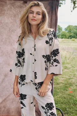 Rina - Skjortebluse med trekvartærmer og blomsterprint