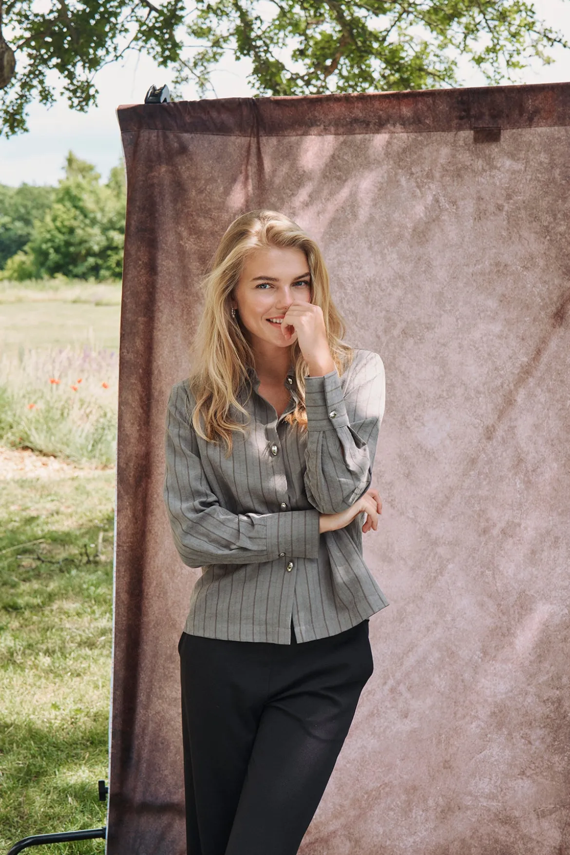 Valentina - Langærmet skjortebluse med sølv knapper